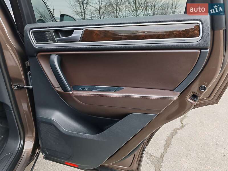 Внедорожник / Кроссовер Volkswagen Touareg 2013 в Харькове