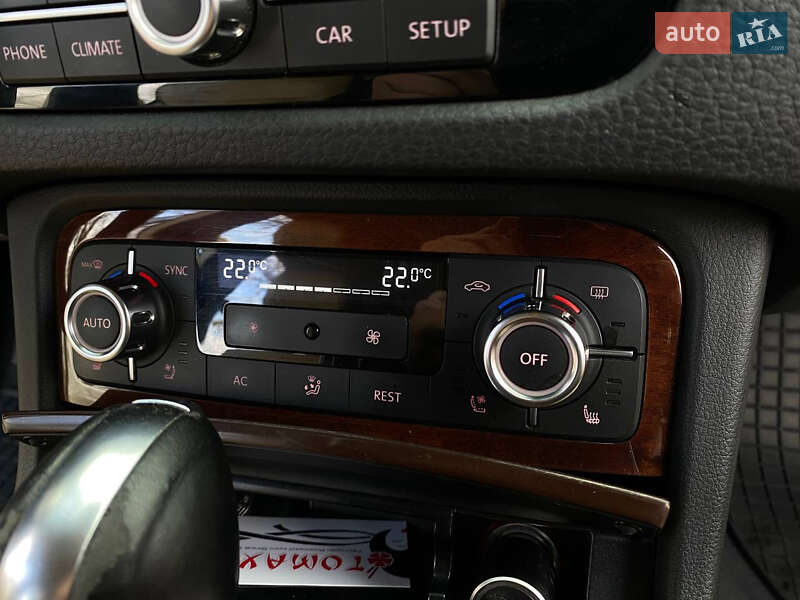 Позашляховик / Кросовер Volkswagen Touareg 2011 в Василькові