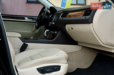 Позашляховик / Кросовер Volkswagen Touareg 2011 в 