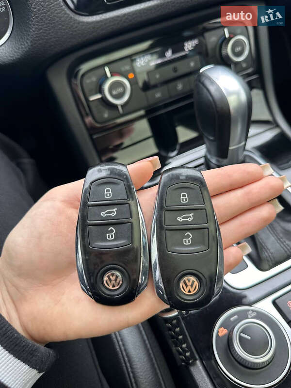 Позашляховик / Кросовер Volkswagen Touareg 2014 в Одесі