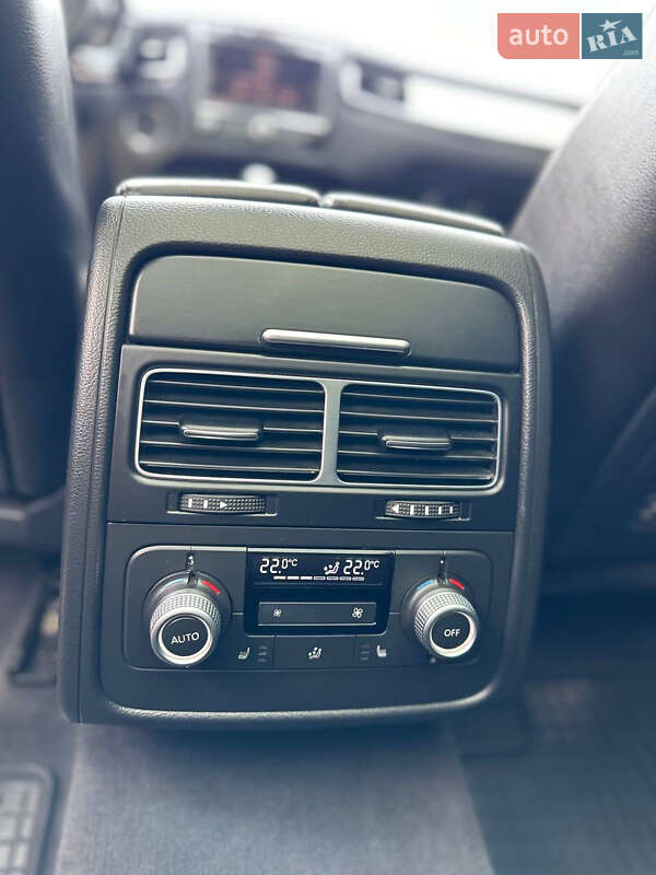 Позашляховик / Кросовер Volkswagen Touareg 2014 в Одесі