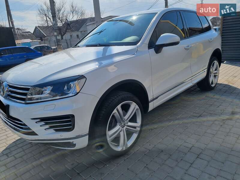 Внедорожник / Кроссовер Volkswagen Touareg 2015 в Днепре