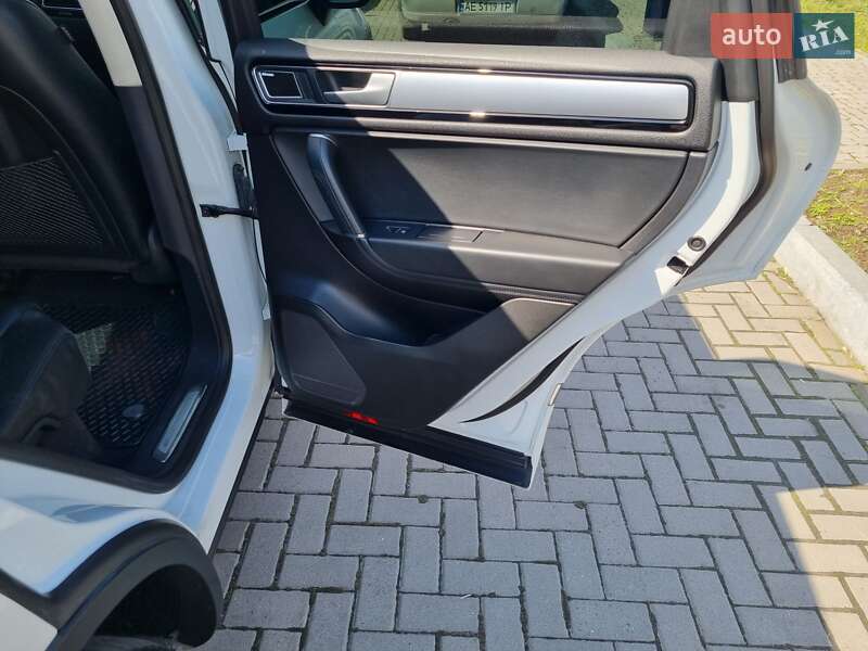 Внедорожник / Кроссовер Volkswagen Touareg 2015 в Днепре