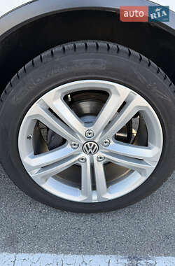 Внедорожник / Кроссовер Volkswagen Touareg 2012 в 
