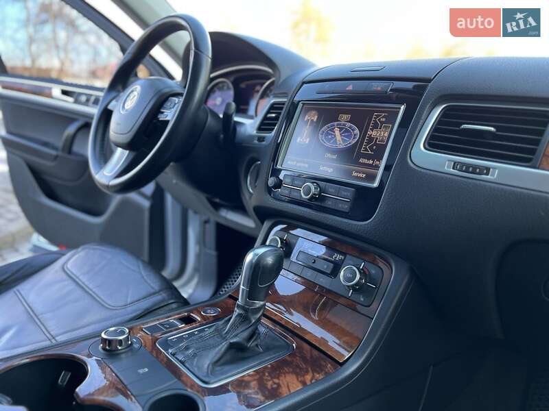 Позашляховик / Кросовер Volkswagen Touareg 2011 в Чернівцях