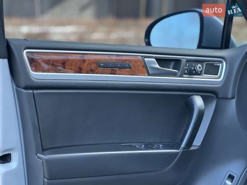Позашляховик / Кросовер Volkswagen Touareg 2011 в Чернівцях