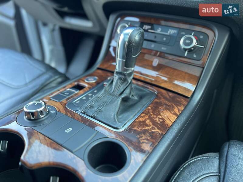 Позашляховик / Кросовер Volkswagen Touareg 2011 в Чернівцях