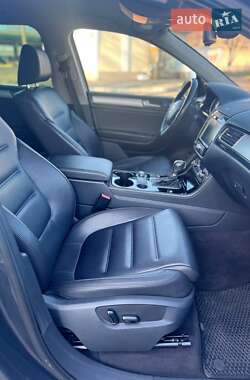 Позашляховик / Кросовер Volkswagen Touareg 2011 в 