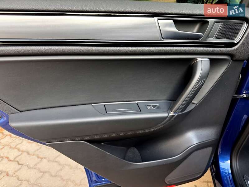 Внедорожник / Кроссовер Volkswagen Touareg 2015 в Хмельницком