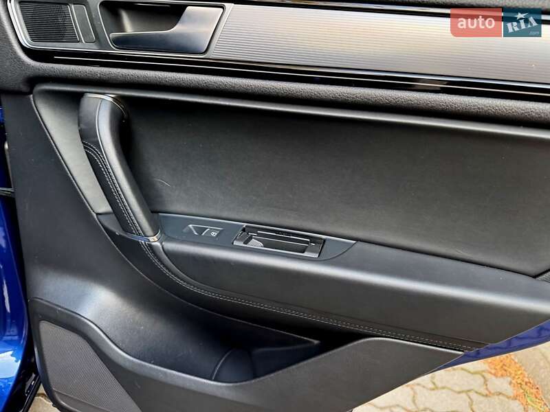 Внедорожник / Кроссовер Volkswagen Touareg 2015 в Хмельницком
