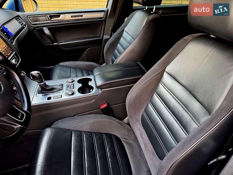 Внедорожник / Кроссовер Volkswagen Touareg 2015 в Хмельницком