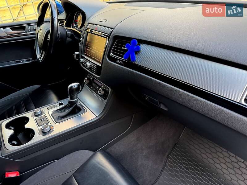 Внедорожник / Кроссовер Volkswagen Touareg 2015 в Хмельницком
