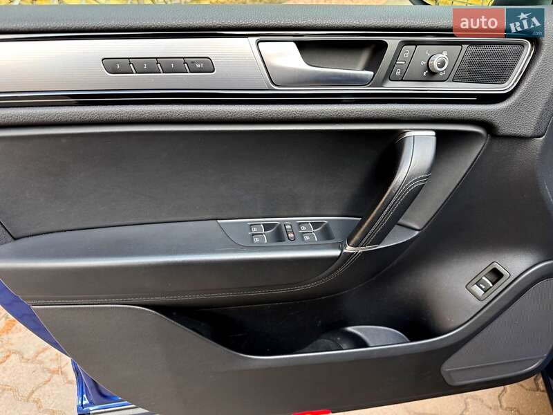 Внедорожник / Кроссовер Volkswagen Touareg 2015 в Хмельницком