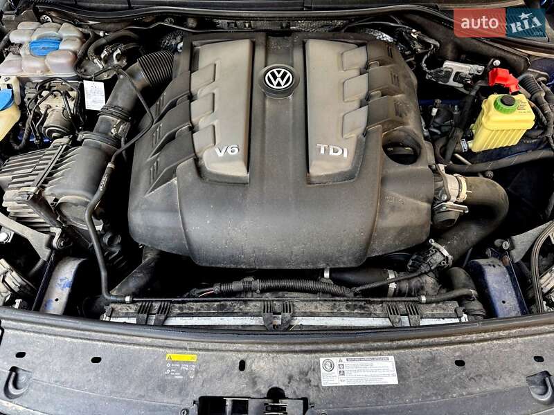 Внедорожник / Кроссовер Volkswagen Touareg 2015 в Хмельницком