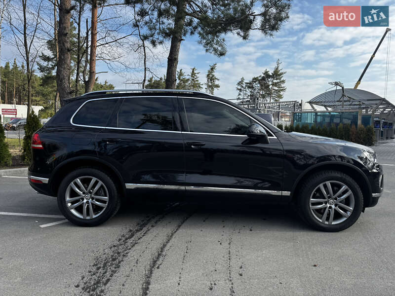 Внедорожник / Кроссовер Volkswagen Touareg 2015 в Киеве