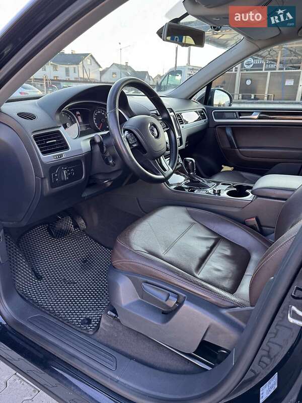 Внедорожник / Кроссовер Volkswagen Touareg 2013 в Львове