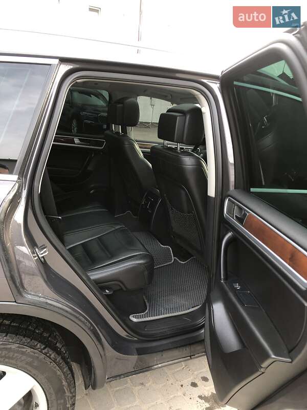 Внедорожник / Кроссовер Volkswagen Touareg 2011 в Теофиполе