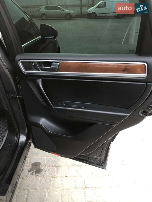 Внедорожник / Кроссовер Volkswagen Touareg 2011 в Теофиполе