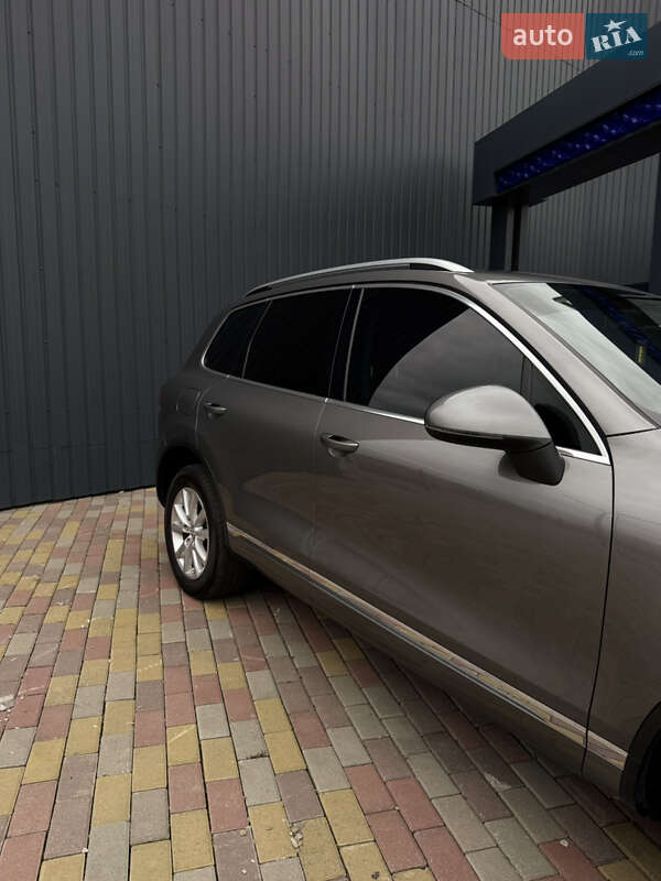 Внедорожник / Кроссовер Volkswagen Touareg 2012 в Харькове