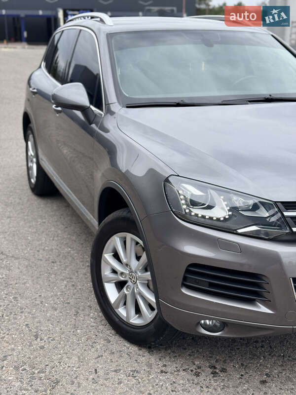 Внедорожник / Кроссовер Volkswagen Touareg 2012 в Харькове