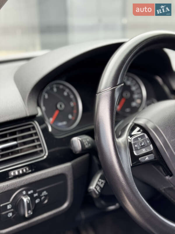 Внедорожник / Кроссовер Volkswagen Touareg 2012 в Харькове