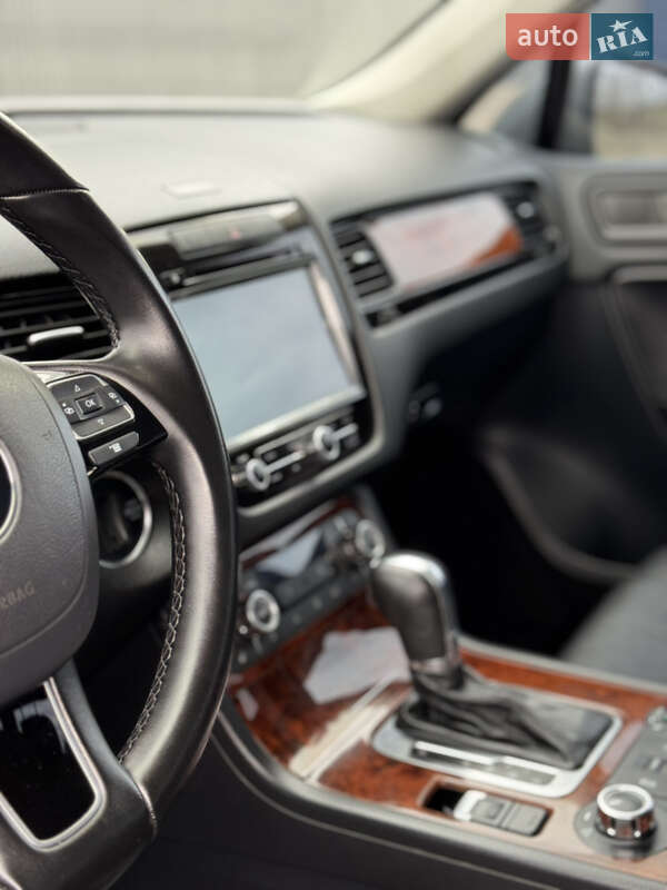 Внедорожник / Кроссовер Volkswagen Touareg 2012 в Харькове