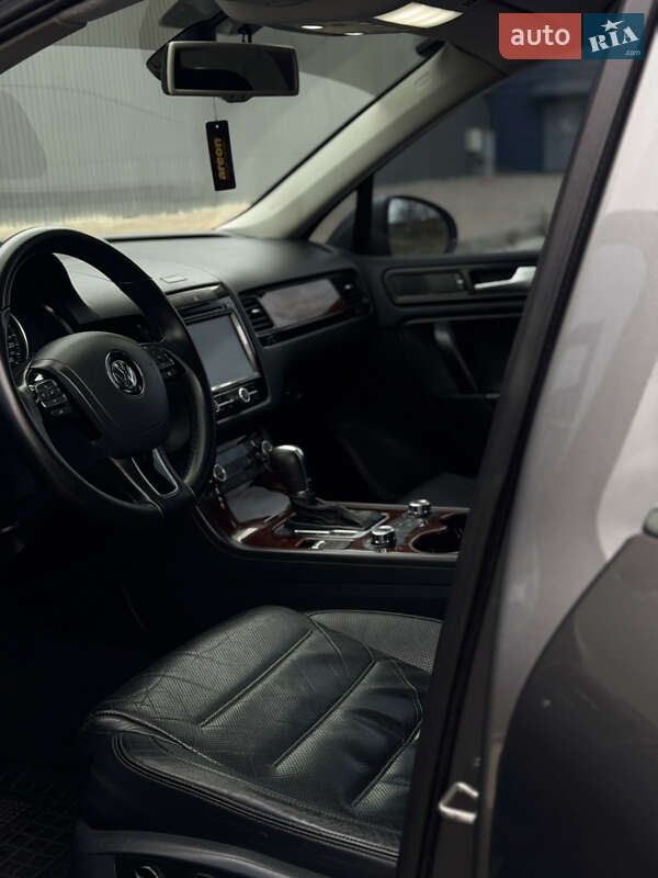 Внедорожник / Кроссовер Volkswagen Touareg 2012 в Харькове