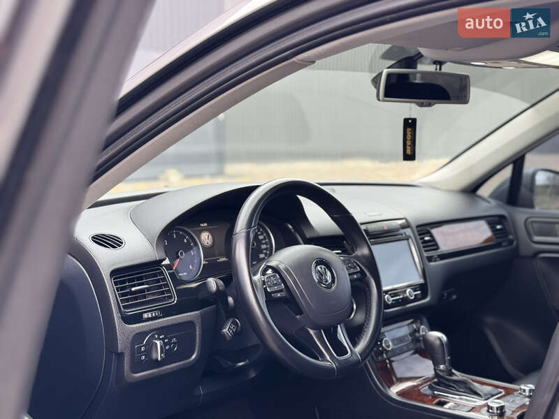 Внедорожник / Кроссовер Volkswagen Touareg 2012 в Харькове