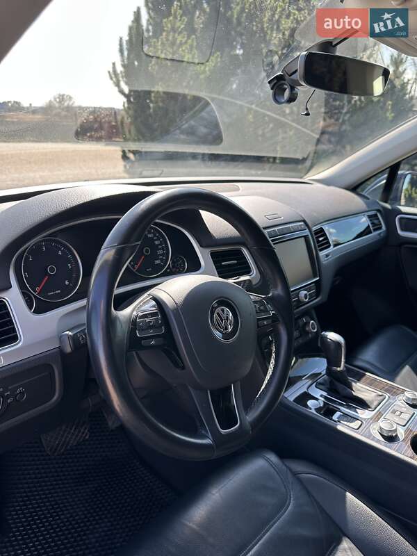 Позашляховик / Кросовер Volkswagen Touareg 2017 в Києві