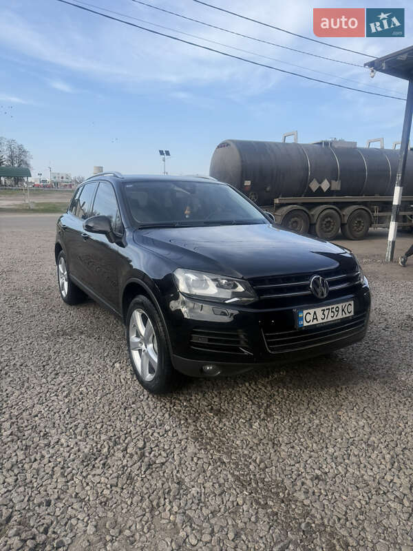 Позашляховик / Кросовер Volkswagen Touareg 2011 в 