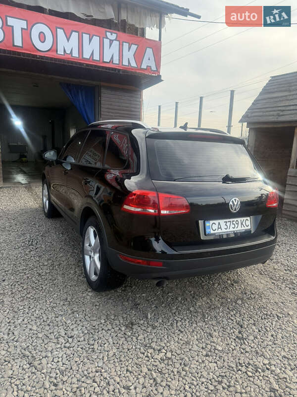 Внедорожник / Кроссовер Volkswagen Touareg 2011 в Киеве
