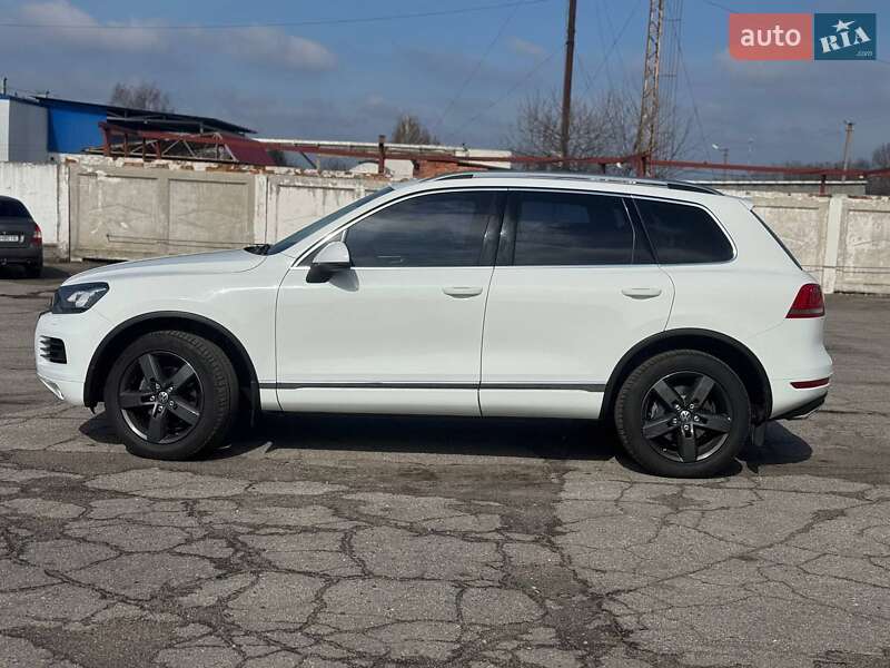 Позашляховик / Кросовер Volkswagen Touareg 2014 в Лубнах