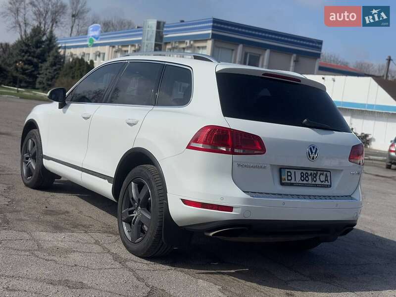 Позашляховик / Кросовер Volkswagen Touareg 2014 в Лубнах