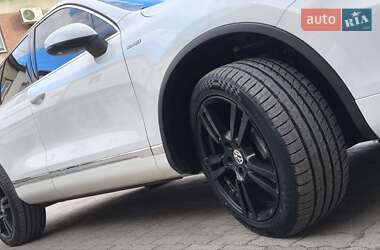 Внедорожник / Кроссовер Volkswagen Touareg 2014 в 