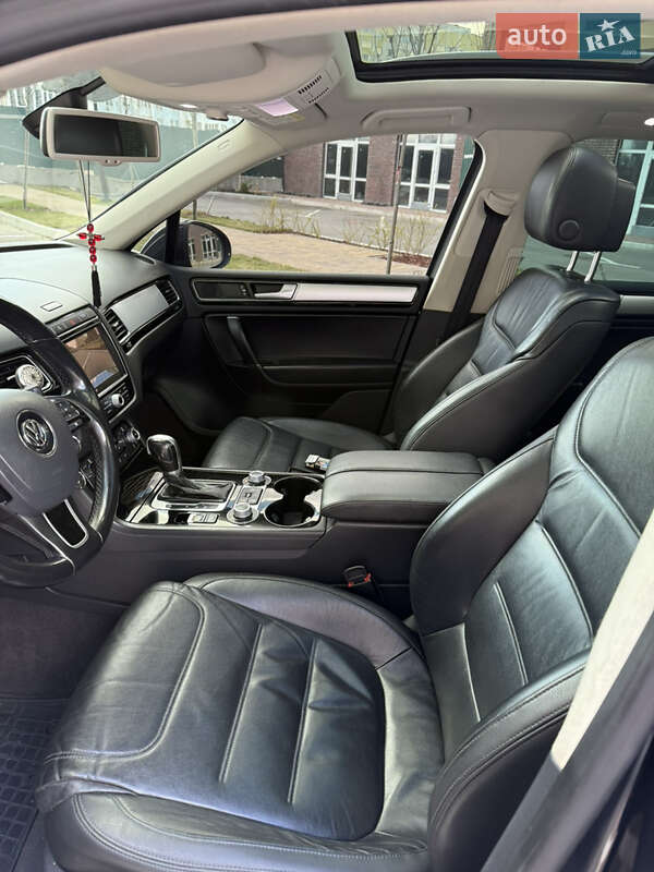 Внедорожник / Кроссовер Volkswagen Touareg 2014 в Киеве