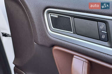 Внедорожник / Кроссовер Volkswagen Touareg 2012 в 