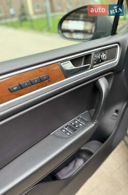 Внедорожник / Кроссовер Volkswagen Touareg 2010 в 