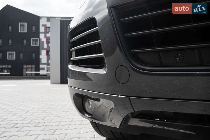 Позашляховик / Кросовер Volkswagen Touareg 2013 в Києві