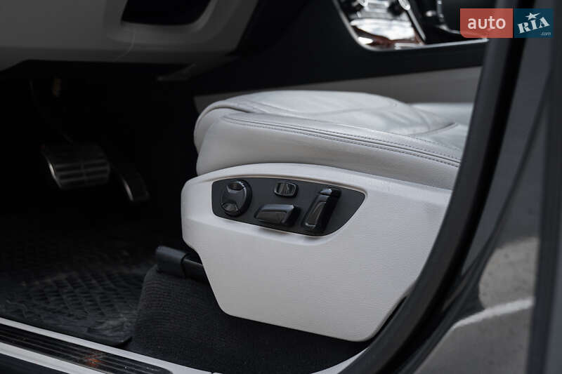 Позашляховик / Кросовер Volkswagen Touareg 2013 в Києві