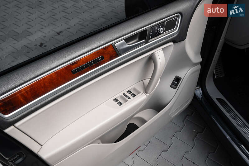 Позашляховик / Кросовер Volkswagen Touareg 2013 в Києві