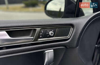 Внедорожник / Кроссовер Volkswagen Touareg 2013 в 