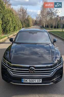 Позашляховик / Кросовер Volkswagen Touareg 2021 в Рівному