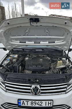 Внедорожник / Кроссовер Volkswagen Touareg 2013 в 