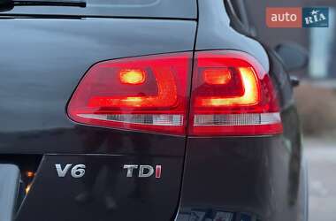 Позашляховик / Кросовер Volkswagen Touareg 2012 в 