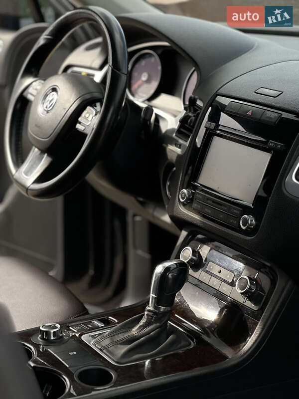 Внедорожник / Кроссовер Volkswagen Touareg 2012 в Николаеве