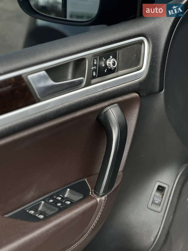 Внедорожник / Кроссовер Volkswagen Touareg 2012 в Николаеве