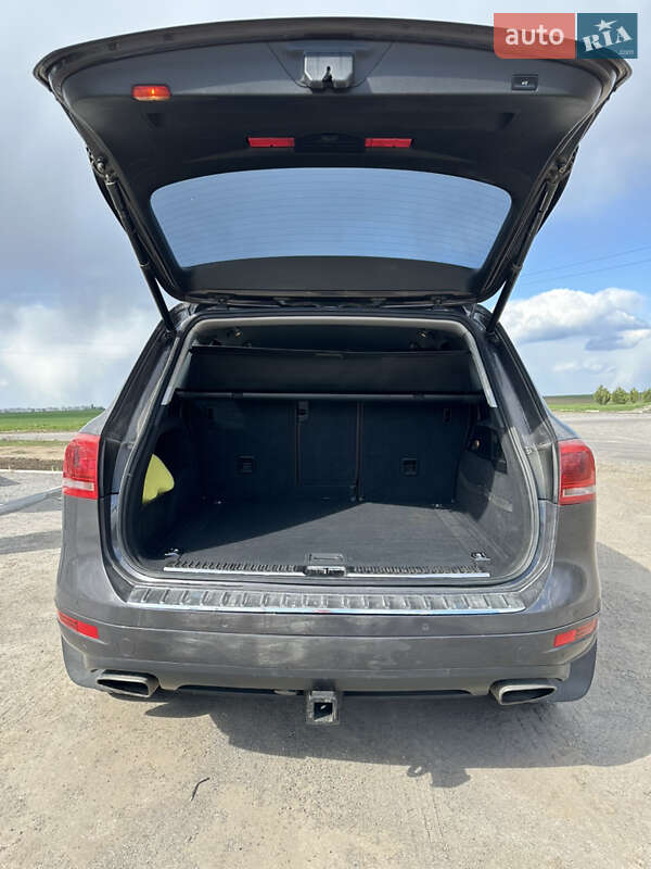 Внедорожник / Кроссовер Volkswagen Touareg 2012 в Николаеве