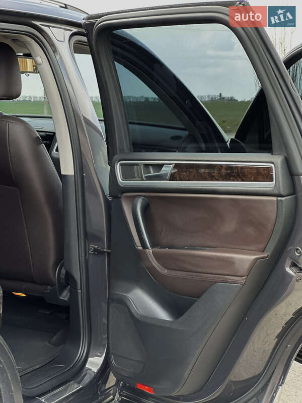 Внедорожник / Кроссовер Volkswagen Touareg 2012 в Николаеве