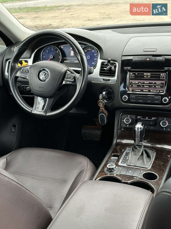 Внедорожник / Кроссовер Volkswagen Touareg 2012 в Николаеве