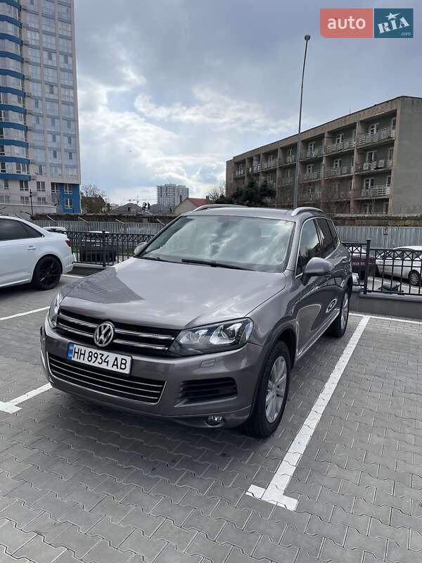 Позашляховик / Кросовер Volkswagen Touareg 2011 в 
